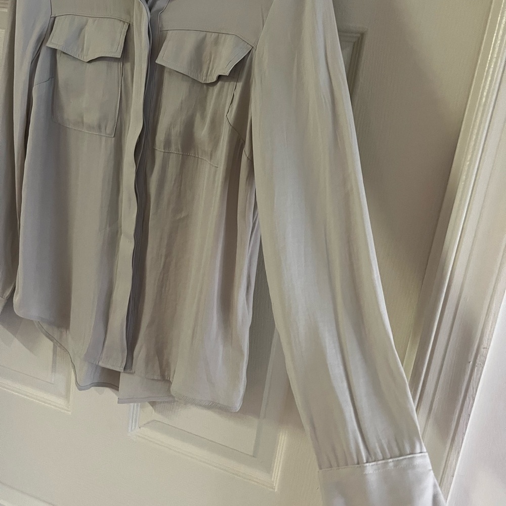 Banana Republic light gray button up blouse. Flap pockets. EUC! Size XS - Picture 5 of 10